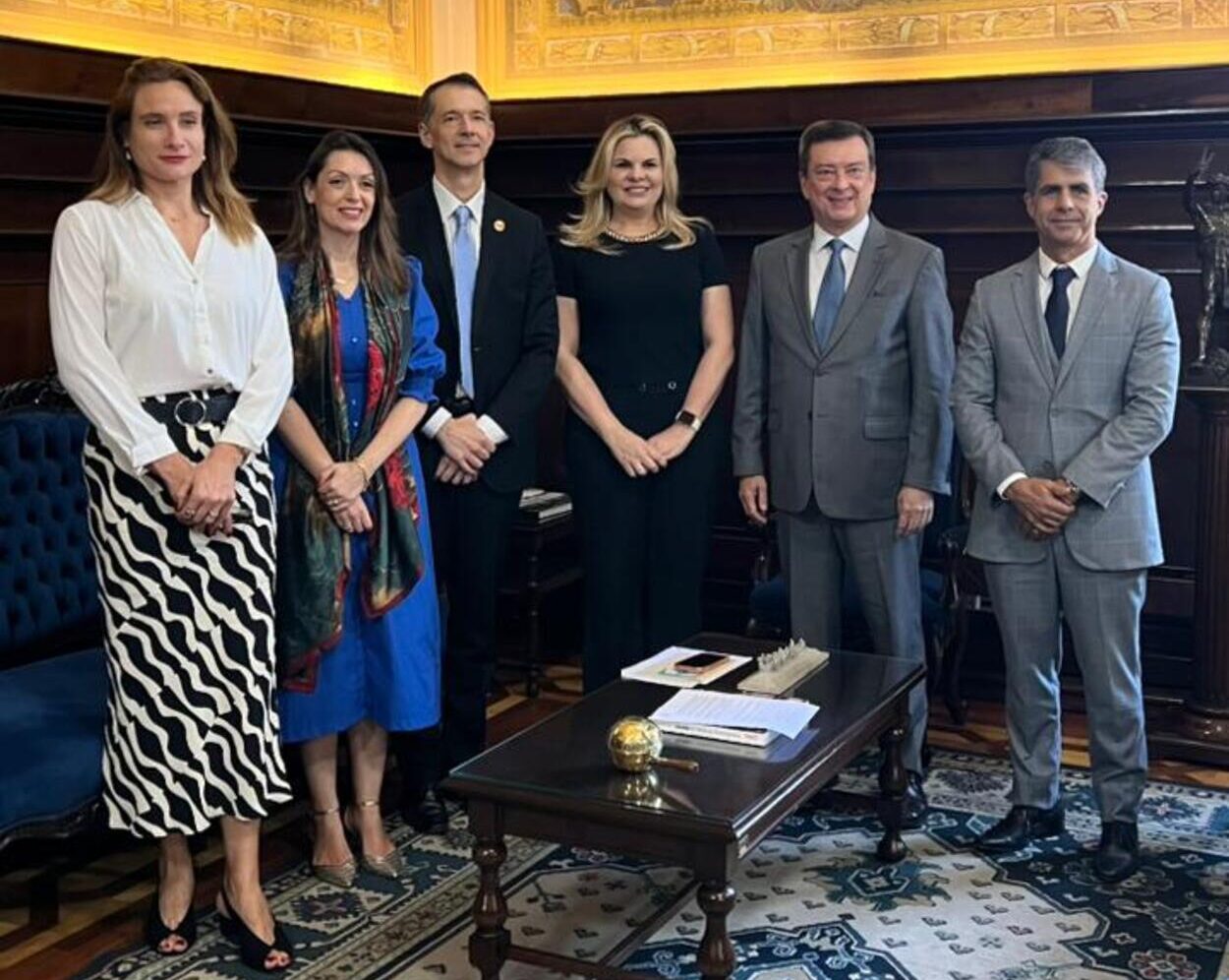 encontro também contou com a presença do Dr. Luiz Ricardo Bertanha - Presidente da OAB São Bernardo, Dr. Mário Rubens - Juiz da Vara da Violência Doméstica, Simone Todorov - Presidente comissão violência doméstica e Adriana Bertanha