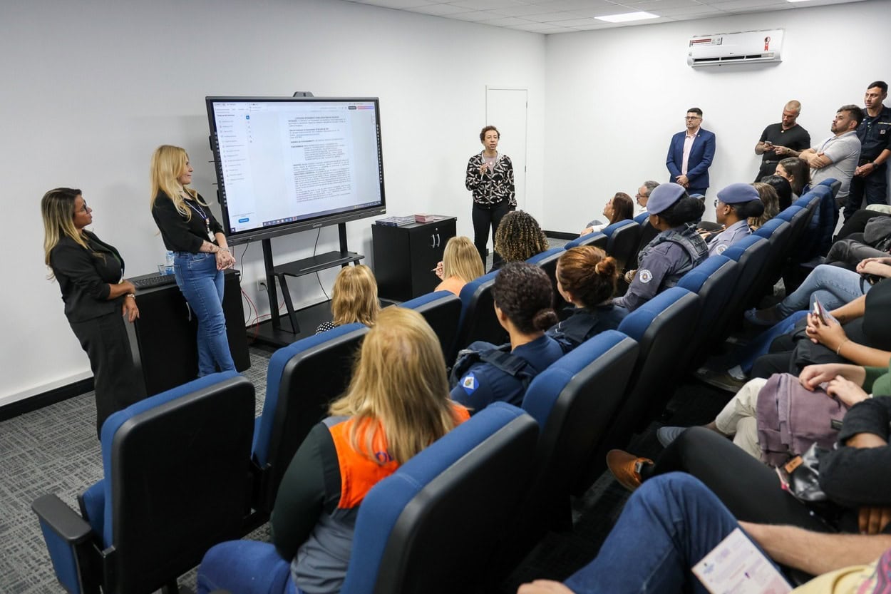 Capacitação é de funcionários que ficarão à frente Smart Sanca Lilás, serviço exclusivo de atendimento a mulheres vítimas de violência doméstica