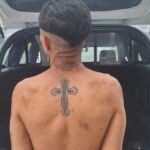 Polícia Militar precisou de estratégia para acessar conjunto habitacional e localizar a vítima, que estava incomunicável há quatro dias; agressor foi preso em flagrante