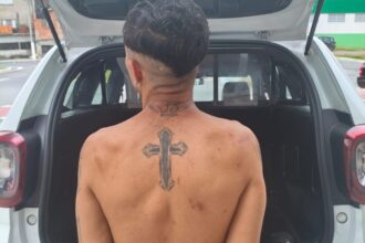 Polícia Militar precisou de estratégia para acessar conjunto habitacional e localizar a vítima, que estava incomunicável há quatro dias; agressor foi preso em flagrante