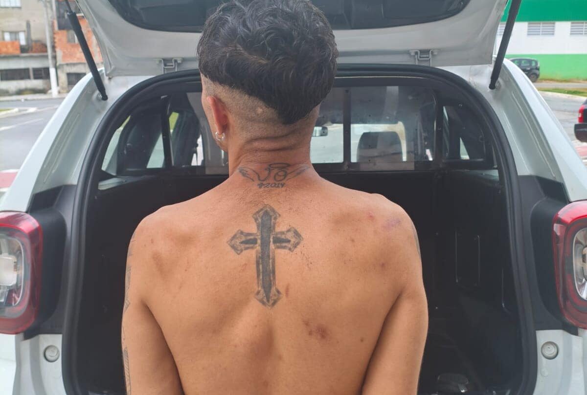 Polícia Militar precisou de estratégia para acessar conjunto habitacional e localizar a vítima, que estava incomunicável há quatro dias; agressor foi preso em flagrante