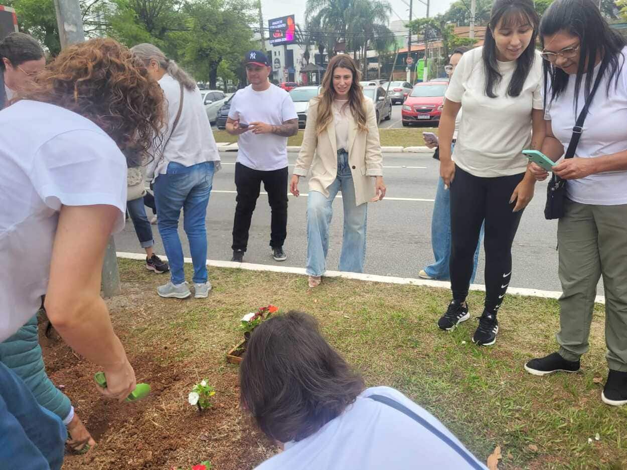 Mais de 400 servidoras voluntárias promovem ação para embelezar São Bernardo com plantas