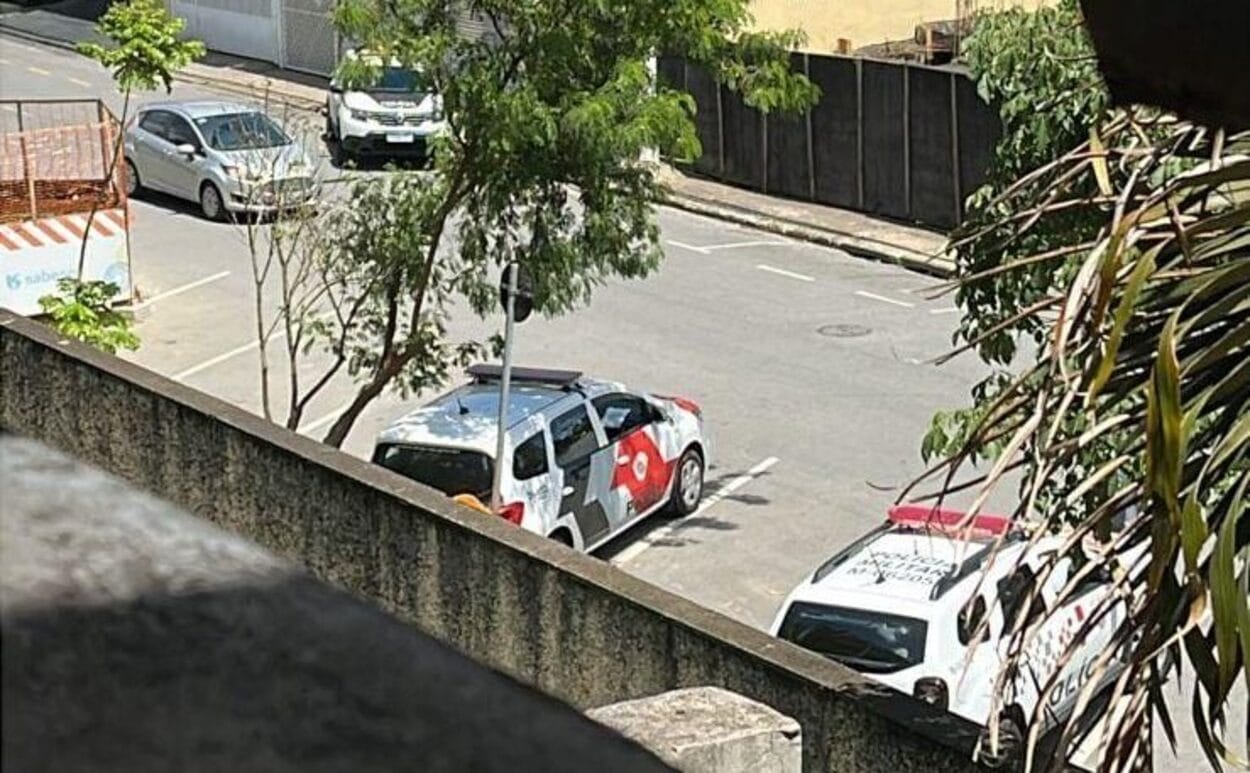 Segundo informações, vítima apresentava ferimentos; Polícia Militar isolou área para perícia