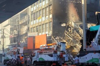 Após incêndio destruir loja no Centro de São Bernardo, Enel repara danos na rede elétrica