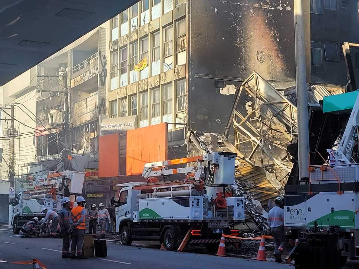Após incêndio destruir loja no Centro de São Bernardo, Enel repara danos na rede elétrica