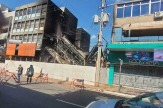 Após incêndio controlado em SBC, imóveis na rua Marechal Deodoro são isolados com tapumes