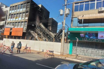 Após incêndio controlado em SBC, imóveis na rua Marechal Deodoro são isolados com tapumes