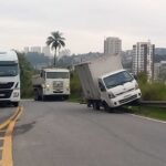 Caminhão sobe em guard rail em alça de acesso da Anchieta para o Terra Nova II em SBC