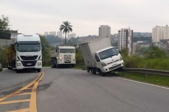 Caminhão sobe em guard rail em alça de acesso da Anchieta para o Terra Nova II em SBC