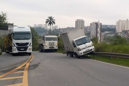 Caminhão sobe em guard rail em alça de acesso da Anchieta para o Terra Nova II em SBC