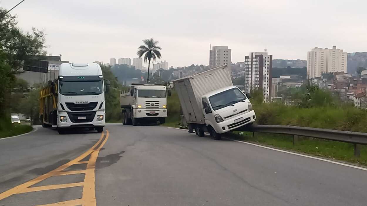 Caminhão sobe em guard rail em alça de acesso da Anchieta para o Terra Nova II em SBC