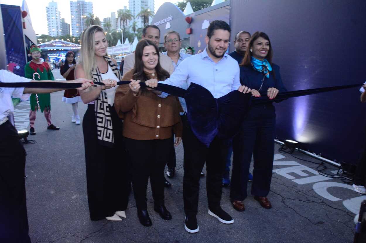 prefeito Gilvan Ferreira realizou a abertura da edição 2025 da feira, acompanhado da primeira-dama e presidente do Fundo Social de Solidariedade, Jessica Roberta, da vice-prefeita Silvana Medeiros