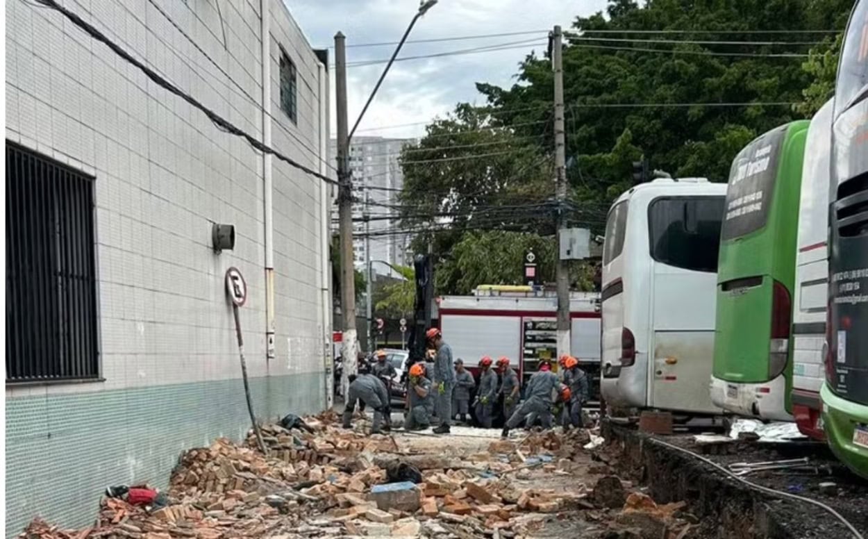 Ônibus derruba muro e tira a vida de 3 pedestres no Brás, em São Paulo