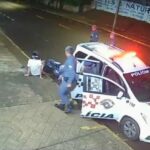 Jovem bate moto em viatura da PM e é detido por suspeita de embriaguez no interior