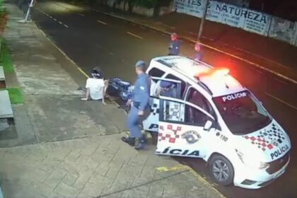 Jovem bate moto em viatura da PM e é detido por suspeita de embriaguez no interior