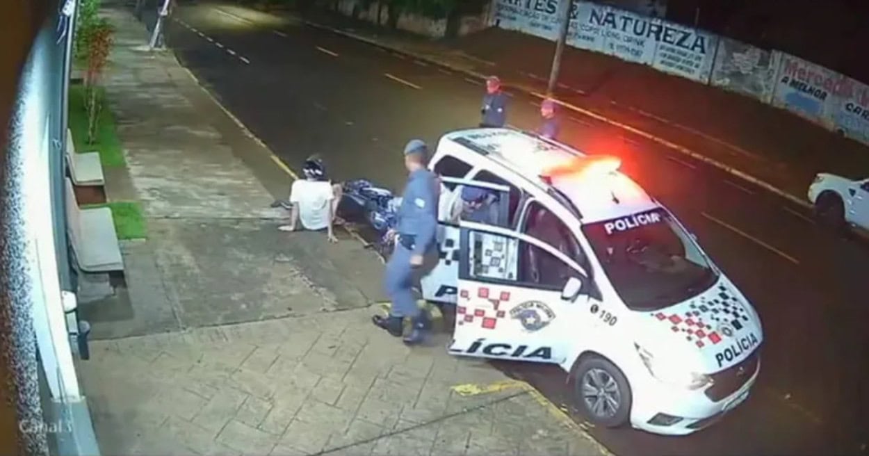 Jovem bate moto em viatura da PM e é detido por suspeita de embriaguez no interior