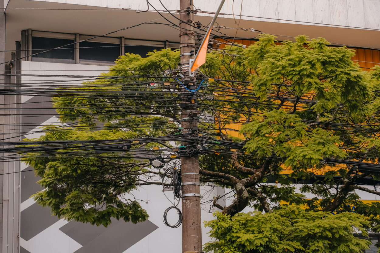 Em ação conjunta com a Enel, São Bernardo promove remoção de fios na Rua Jurubatuba