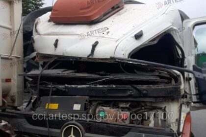 Acidente no Rodoanel causa congestionamento e deixa vítima presa nas ferragens