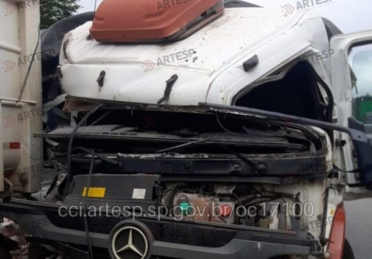 Acidente no Rodoanel causa congestionamento e deixa vítima presa nas ferragens