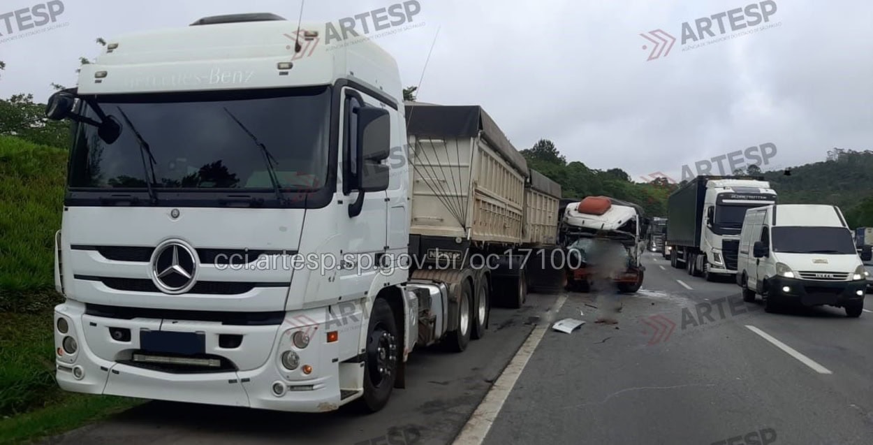 Colisão entre carreta e caminhão na manhã desta terça-feira (4) no km 52 da pista externa mobilizou equipes de resgate 