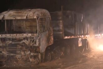 Motociclista morre em colisão e caminhão pega fogo no Rodoanel