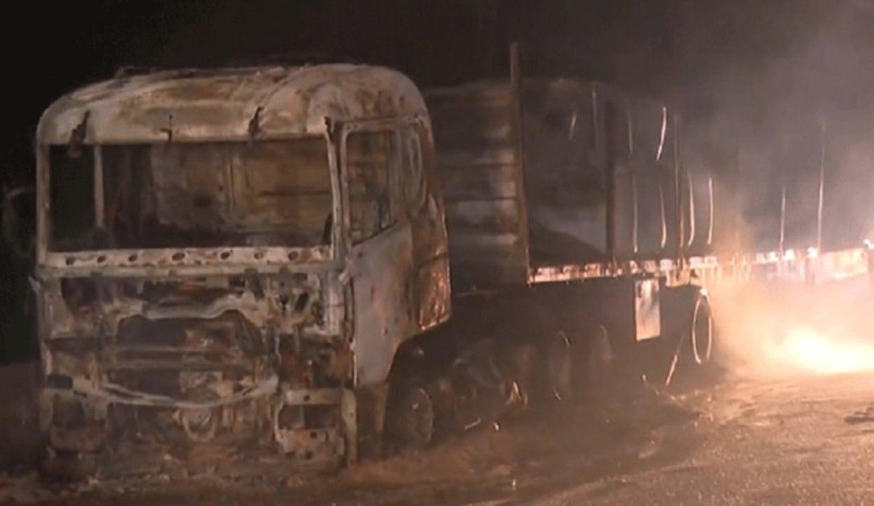 Motociclista morre em colisão e caminhão pega fogo no Rodoanel