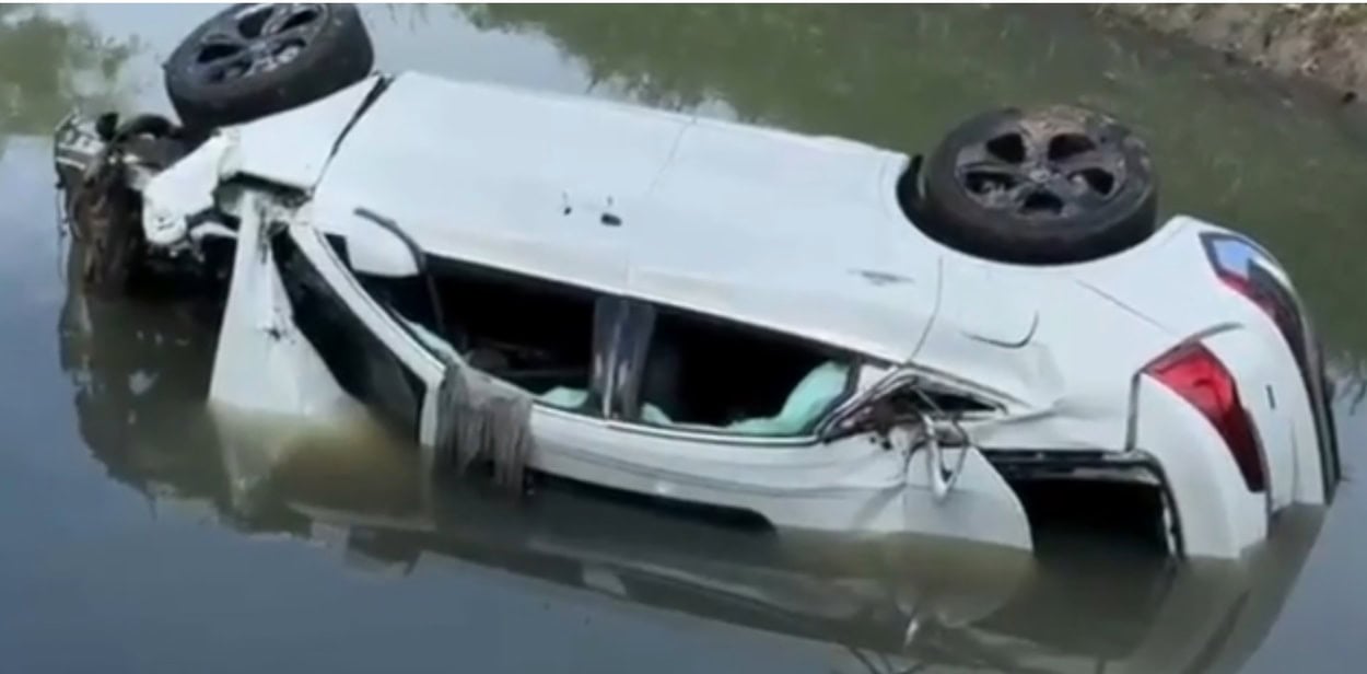 Motorista perde o controle na alça de acesso, carro cai em córrego e fica submerso; Vítimas tinham entre 22 e 26 anos