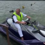 Chef Jacquin radicaliza e pilota jet-ski na Represa Billings