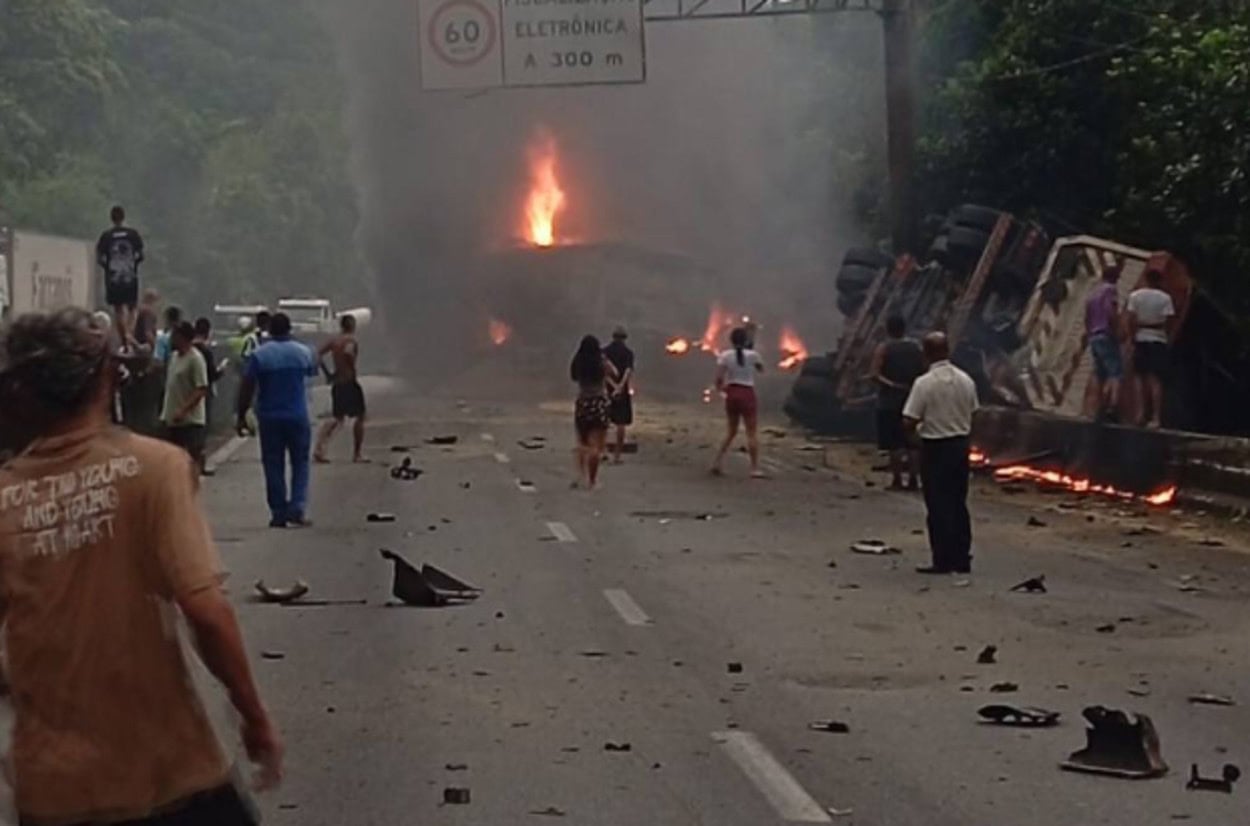 Acidente no km 52, sentido Litoral, envolveu tombamento e incêndio; nota dos Bombeiros confirma vítimas fatais e interdição total