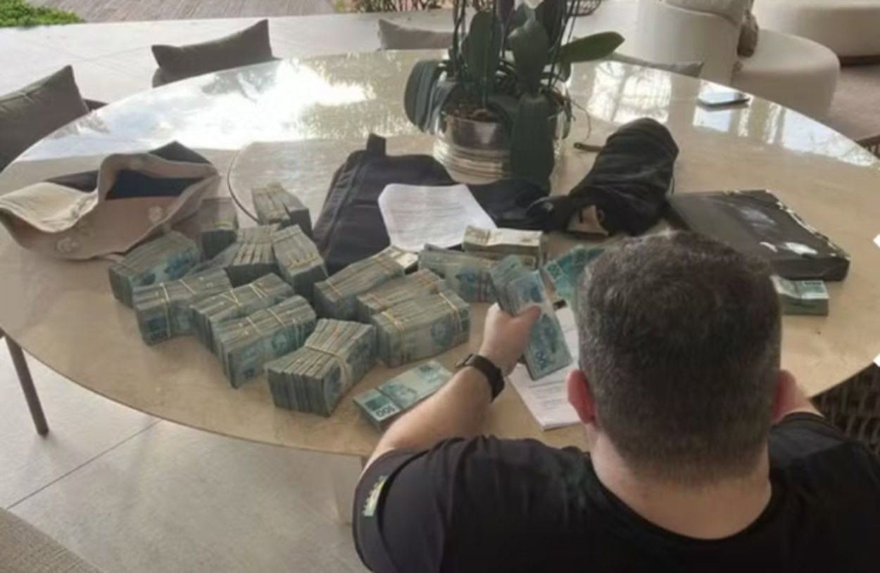 Além de Vorcaro, a operação cumpriu cinco mandados de prisão preventiva e dois de prisão temporária; ex-CEO e diretor do Banco Master, Augusto Ferreira Lima, também foi preso em sua casa onde foi localizado R$ 1,6 milhão em espécie.