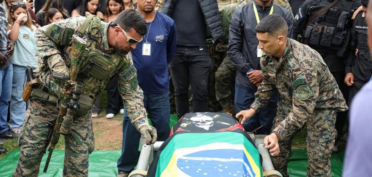 Enterro do sargento da Polícia Militar, Heber Carvalho da Fonseca no Cemitério Jardim da Saudade, em Sulacap, no Rio de Janeiro é marcado por homenagen