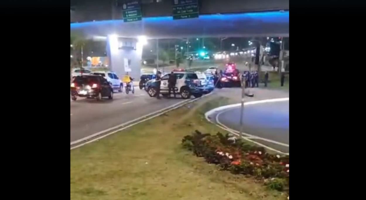 Dois homens, de 18 e 28 anos, fizeram disparos contra a GCM e, na fuga, colidiram em 4 carros, atingindo um condutor que foi levado ao hospital