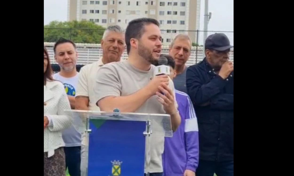 Gilvan inaugura nova praça de esportes em Santo André, se emociona e chora em discurso