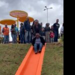 Preciso emagrecer, diz secretário Ivan Silva ao entalar em escorregador de praça inaugurada em SBC