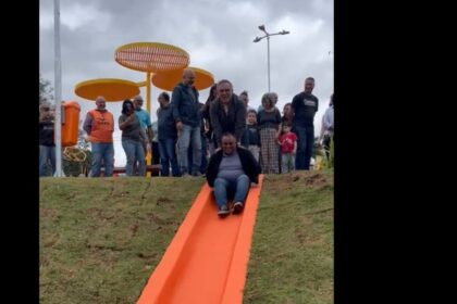 Preciso emagrecer, diz secretário Ivan Silva ao entalar em escorregador de praça inaugurada em SBC