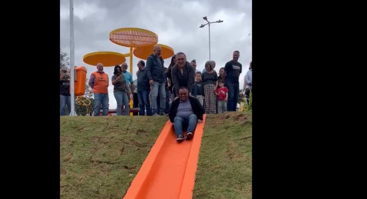 Preciso emagrecer, diz secretário Ivan Silva ao entalar em escorregador de praça inaugurada em SBC