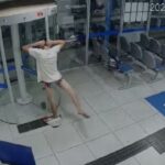Ladrão atrapalhado invade banco, fica entalado em porta giratória e acaba preso
