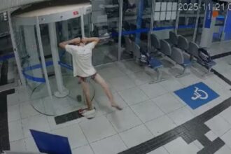 Ladrão atrapalhado invade banco, fica entalado em porta giratória e acaba preso