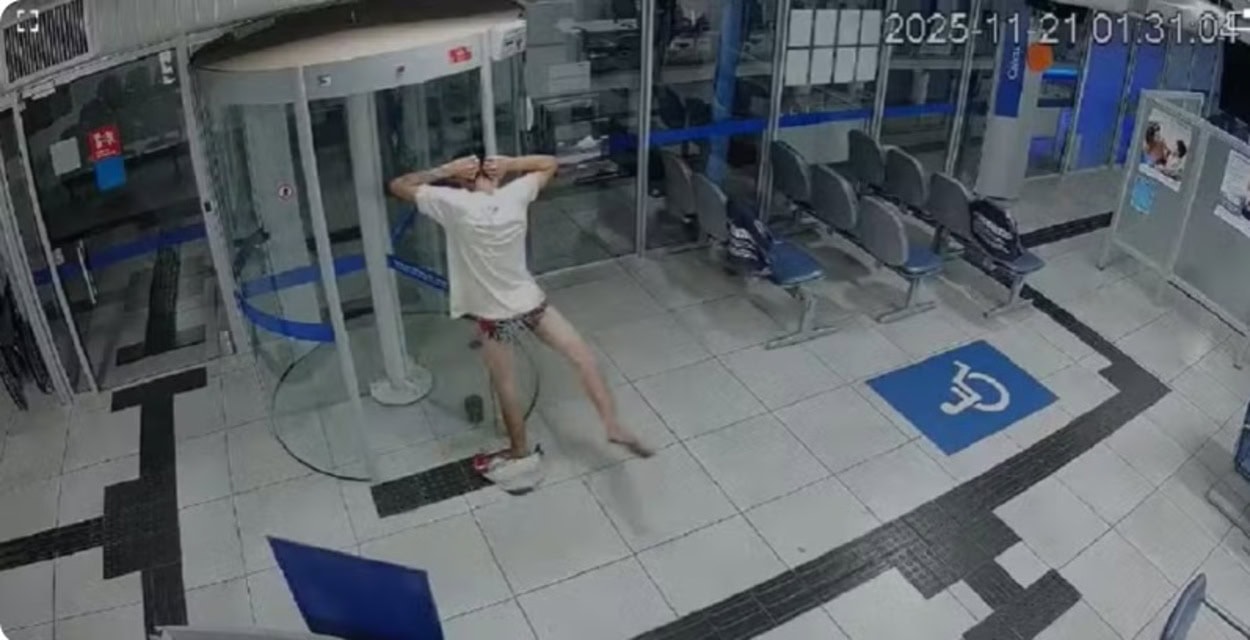 Ladrão atrapalhado invade banco, fica entalado em porta giratória e acaba preso