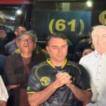 Senador Flávio Bolsonaro e aliados se reúnem em frente ao condomínio do ex-presidente; ato de fé e choro marca o encontro