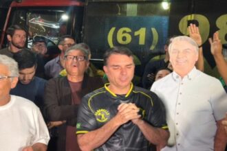 Senador Flávio Bolsonaro e aliados se reúnem em frente ao condomínio do ex-presidente; ato de fé e choro marca o encontro