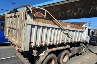 Operação da Prefeitura de Mauá flagra dois caminhões transportando entulho sem documentação