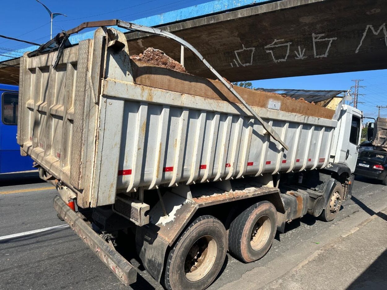 Operação da Prefeitura de Mauá flagra dois caminhões transportando entulho sem documentação