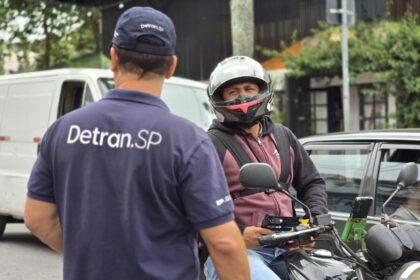 Prefeitura de Ribeirão Pires e DETRAN-SP realizam ação educativa sobre segurança no trânsito na Vila do Doce