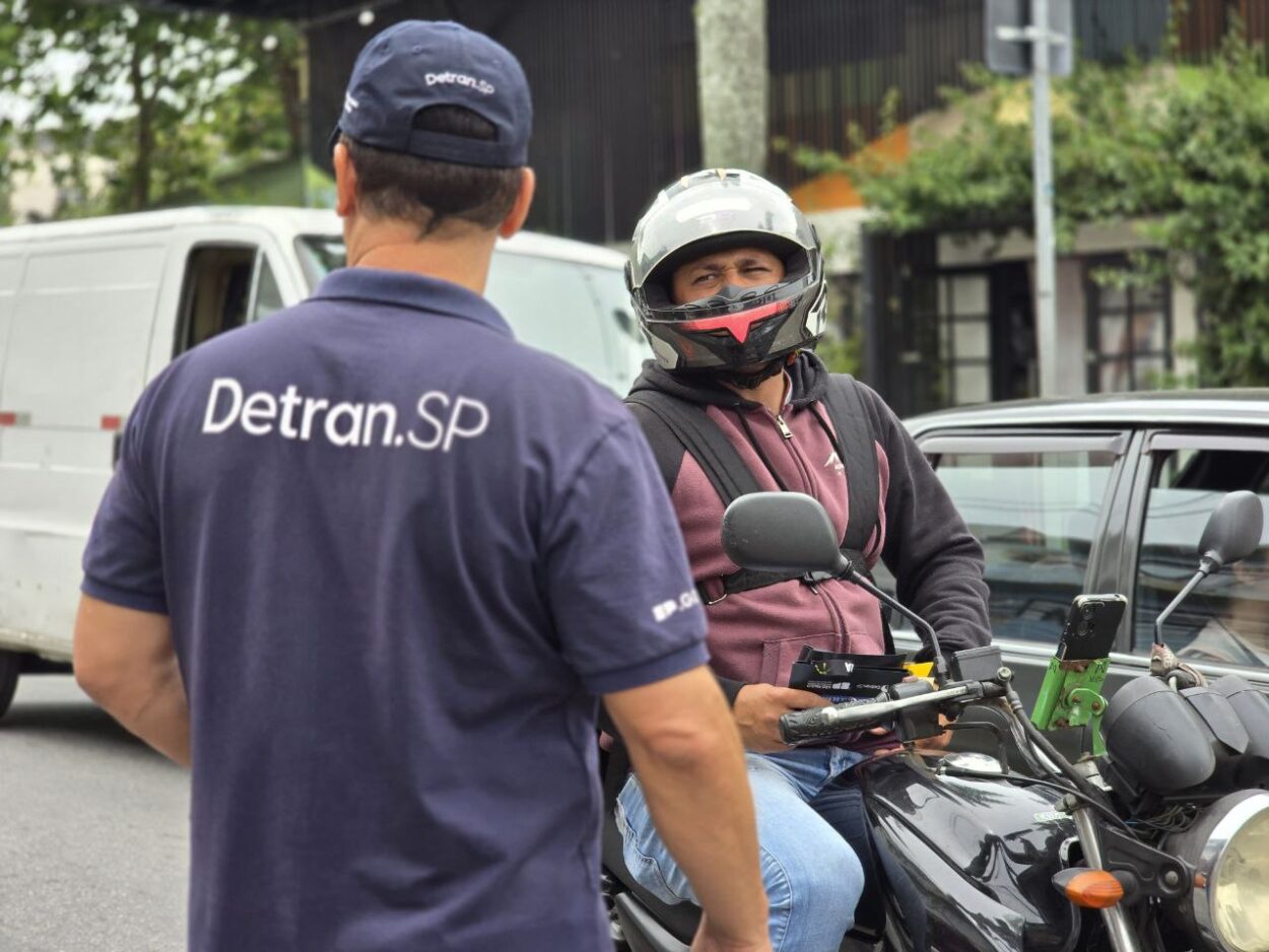 Prefeitura de Ribeirão Pires e DETRAN-SP realizam ação educativa sobre segurança no trânsito na Vila do Doce