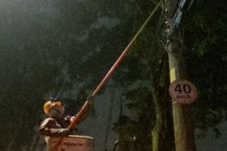 Enel São Paulo remove fios irregulares de cerca de 2 mil postes em Diadema. Foto: Divulgação