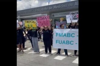 Alunos e professores da FMABC protestam contra comando da Fundação do ABC