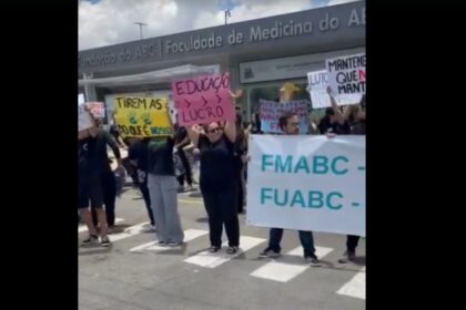 Alunos e professores da FMABC protestam contra comando da Fundação do ABC