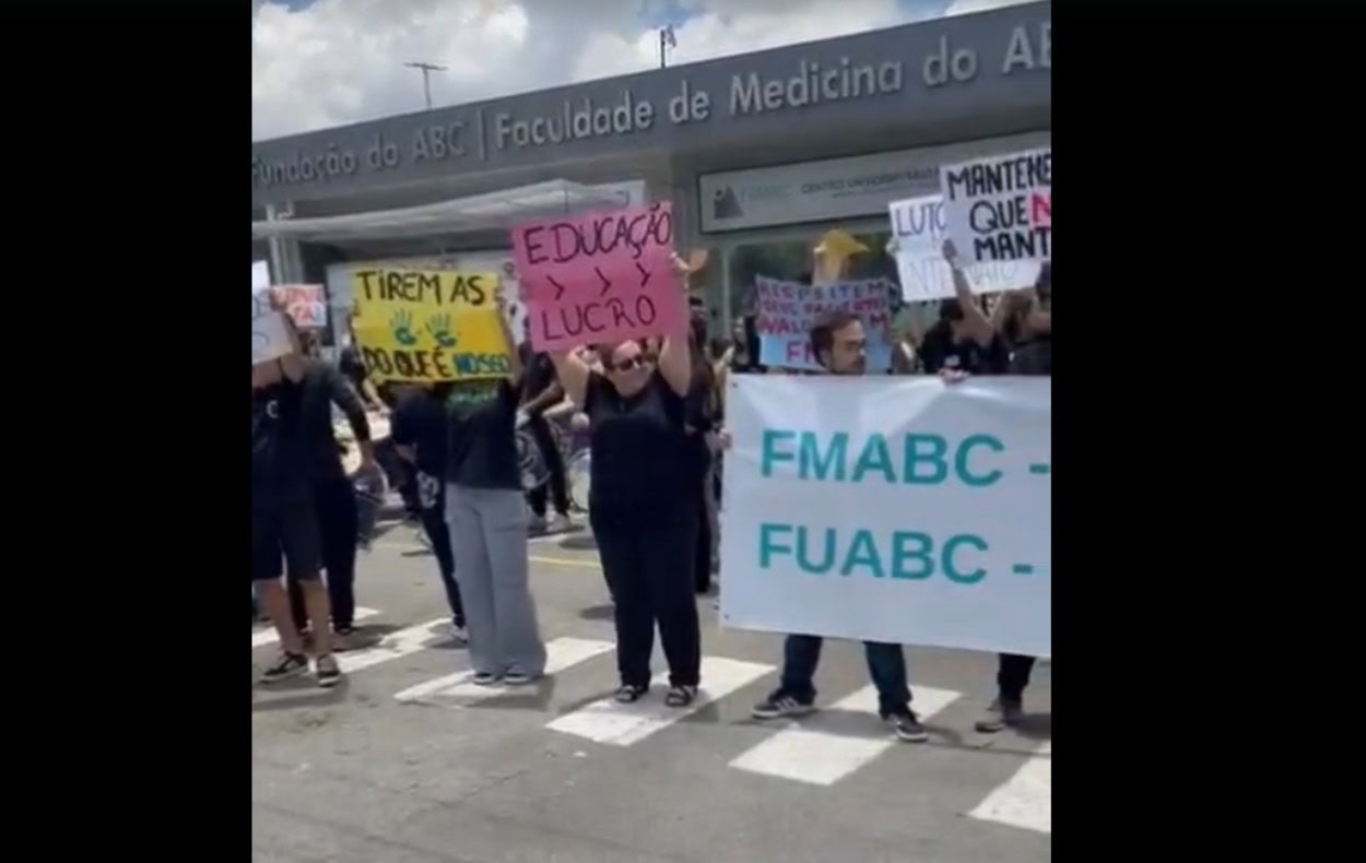 Alunos e professores da FMABC protestam contra comando da Fundação do ABC