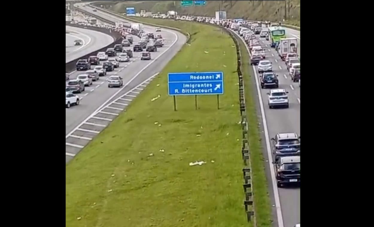 Anchieta e Imigrantes enfrentam alto fluxo de veículos no início de feriado prolongado